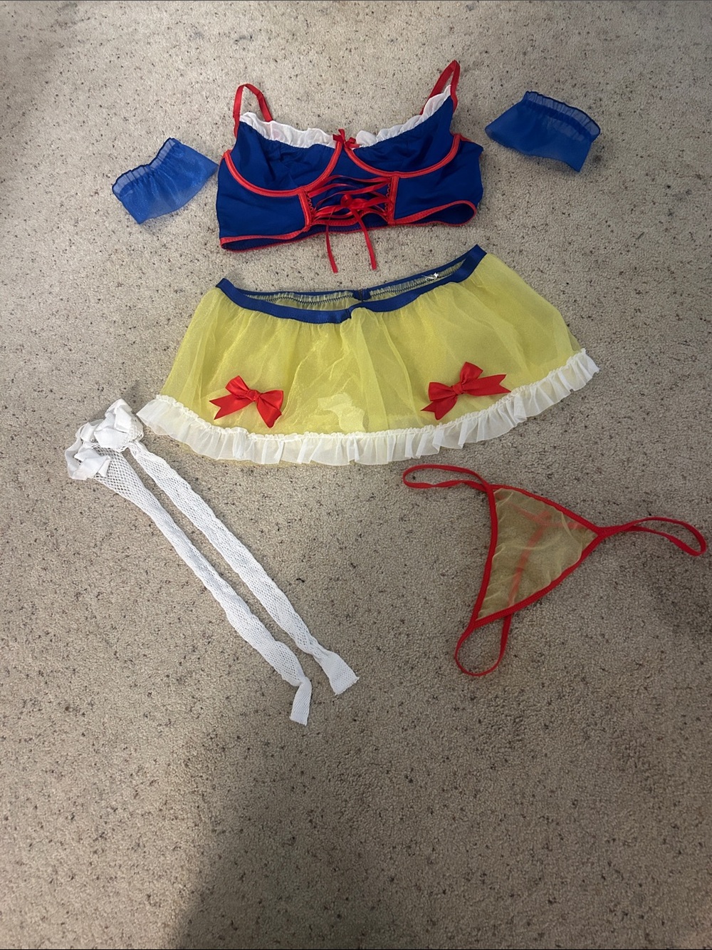 Sexy Snow White Lingerie 6 Piece Set NWOT / NEVER WORN

MAKE ME AN OFFER